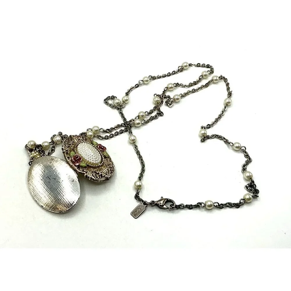 Vintage-Style Oval Locket Necklace With Faux Pearls and Floral Accents - Picture 7 of 7